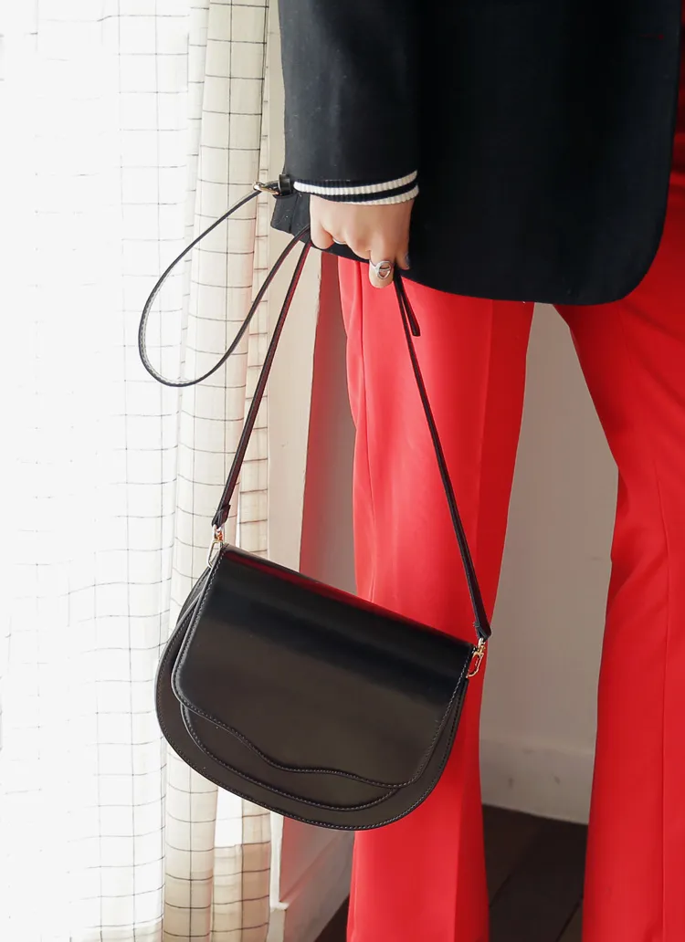 ステッチポイントハーフムーンショルダーバッグ・全2色 | DHOLIC | 詳細画像1