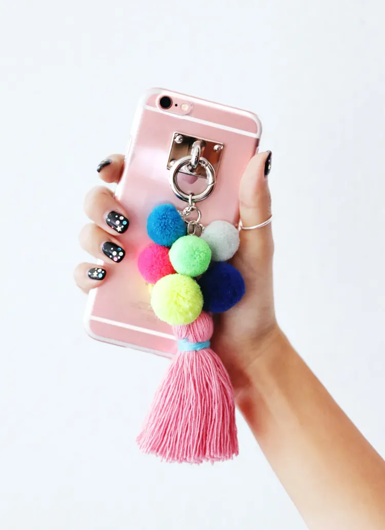 ＊iPhone6/6s、6+/6s+対応＊ポンポンタッセルスマホケース・全3色 | DHOLIC | 詳細画像1