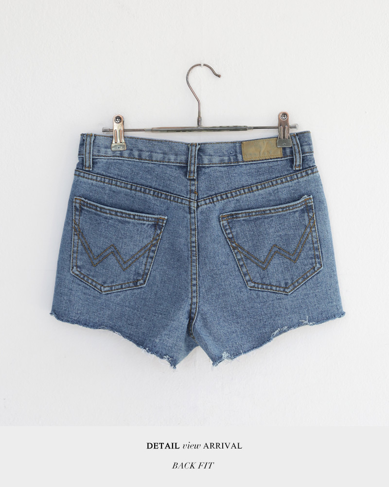 デニムブルー カットオフショートパンツ AZUL by moussy（アズールバイマウジー）の「CUTOFF DENIM SHORT