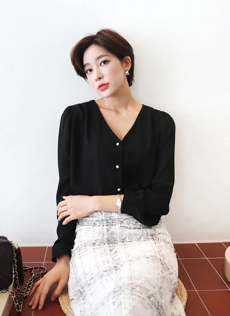 パール調ボタンVネックブラウス・全2色 | DHOLIC PLUS | 詳細画像1