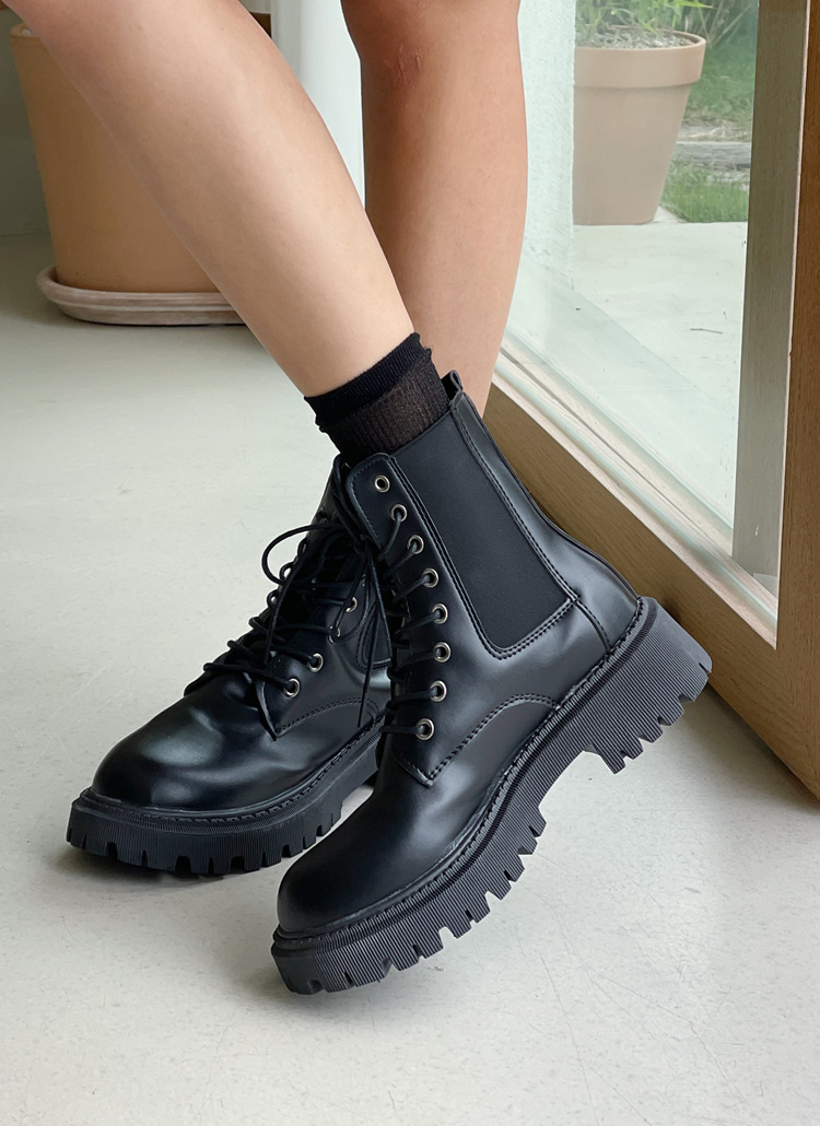 レースアップ厚底ラウンドトゥアンクルブラックブーツ春秋冬 シューズ ブーツ Dholic Ladies ディーホリックレディース ファッション総合通販 Dholic