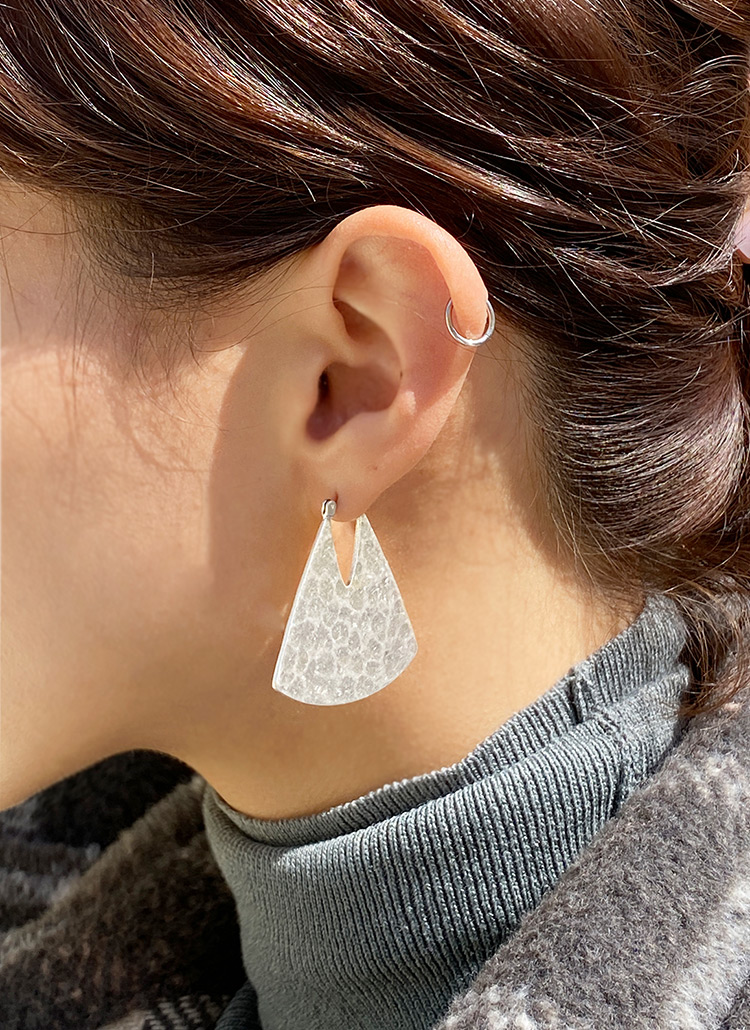 真鍮凹凸マットトライアングルビッグフープピアス春夏秋冬 ジュエリー ピアス Dholic Ladies ディーホリックレディース ファッション総合通販 Dholic