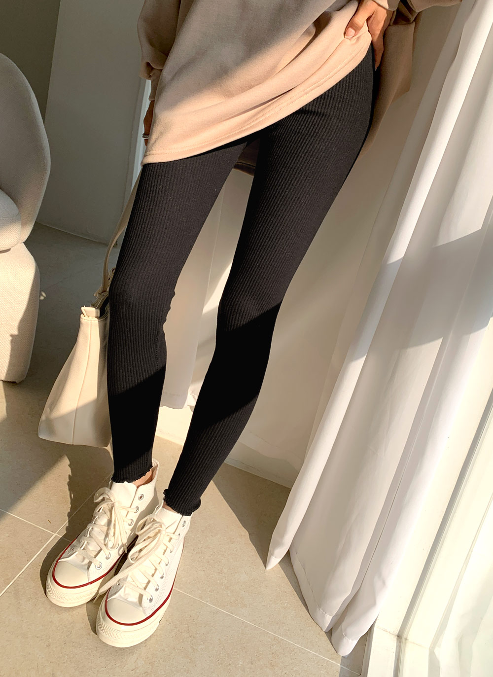 画像 1 の シルバートーンレギンス ザラから  Outfits with leggings, Grey leggings outfit, Grey  leggings