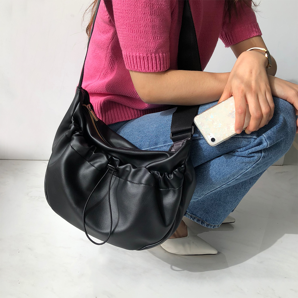 レザー調ストリングショルダーバッグ | レディースファッション