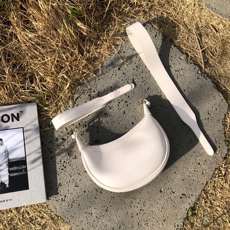 ストラップ付フェイクレザーハーフムーンショルダーバッグ