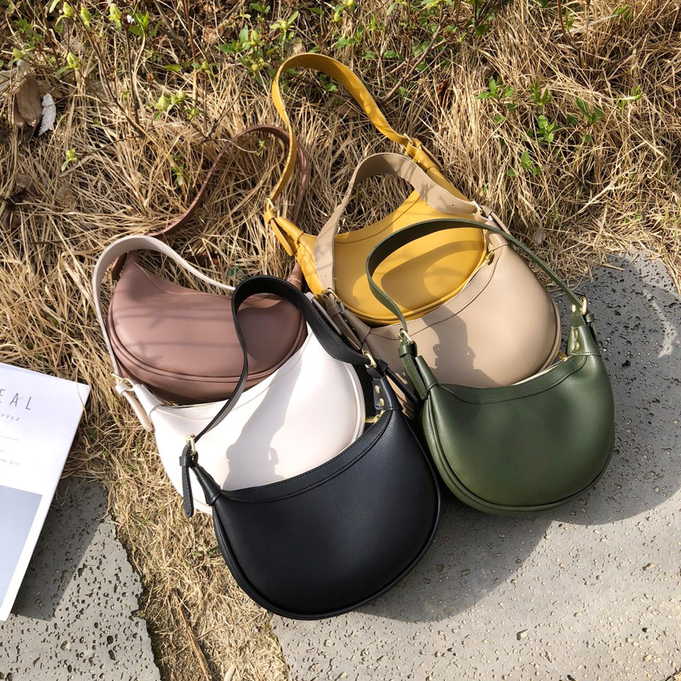 ストラップ付フェイクレザーハーフムーンショルダーバッグ