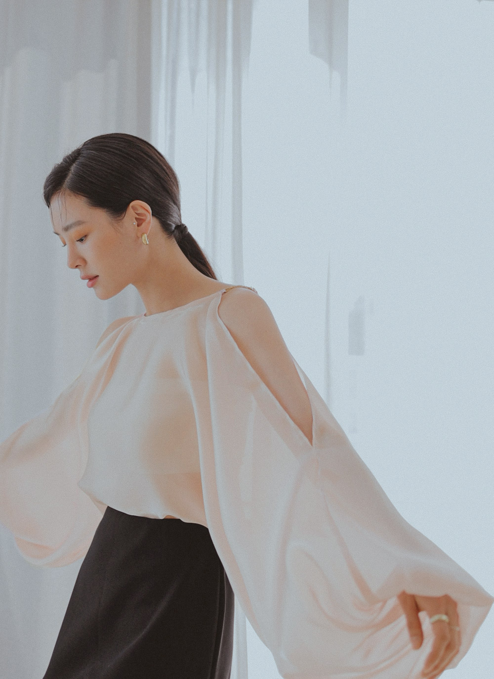 チェーン付シアーオープンショルダーブラウス 全2色 A レディースファッション通販 Dholic 公式