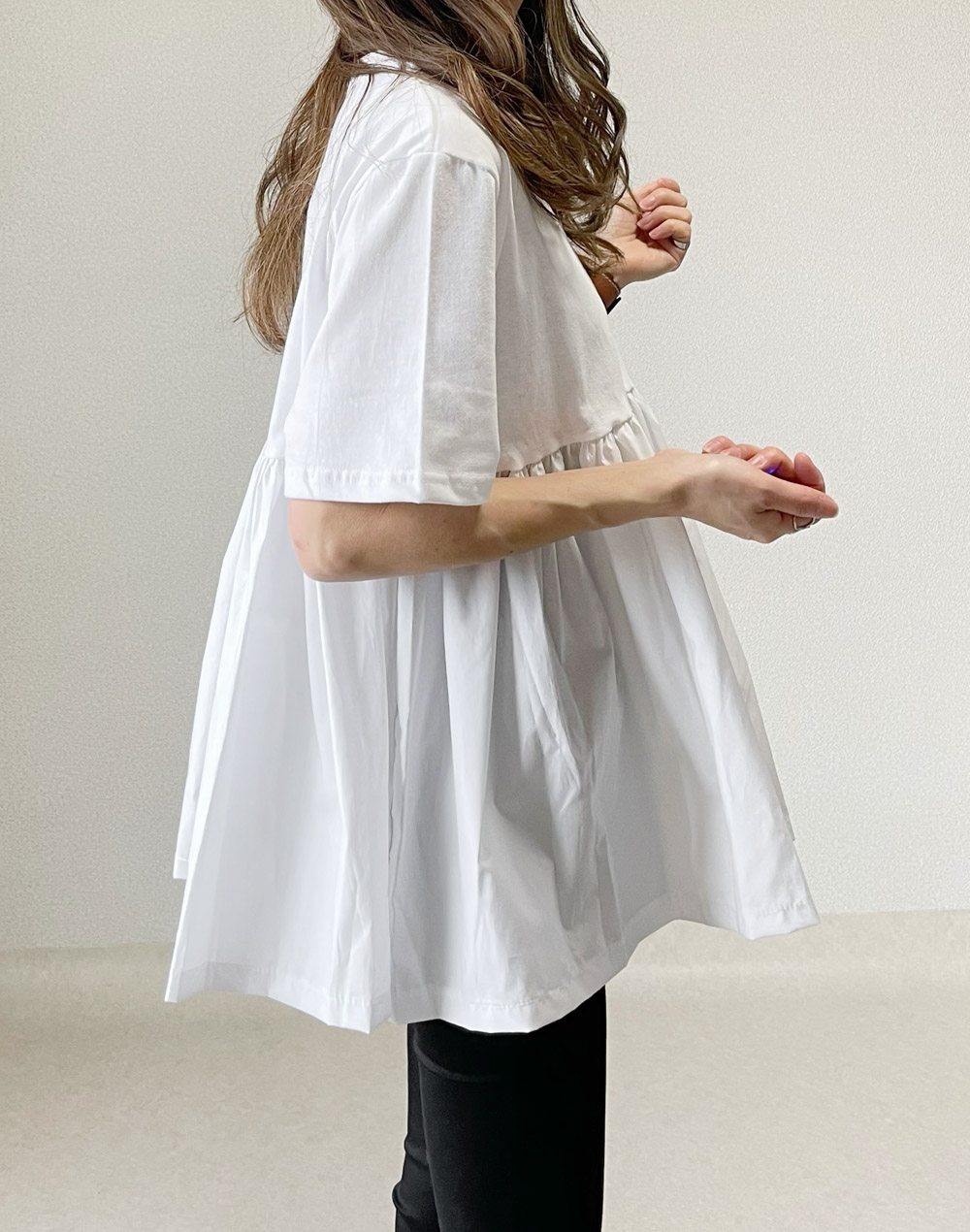 【haru】ホワイトティアードスカート、チャコールTシャツ 白いハト（スタンダードTシャツ）|デザインTシャツ通販【Tシャツ