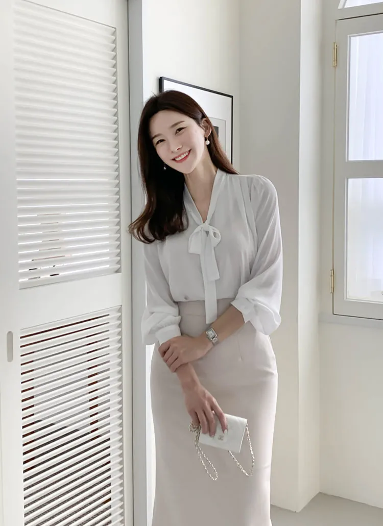 ボウタイVネックタックブラウス | baddiary | 詳細画像1