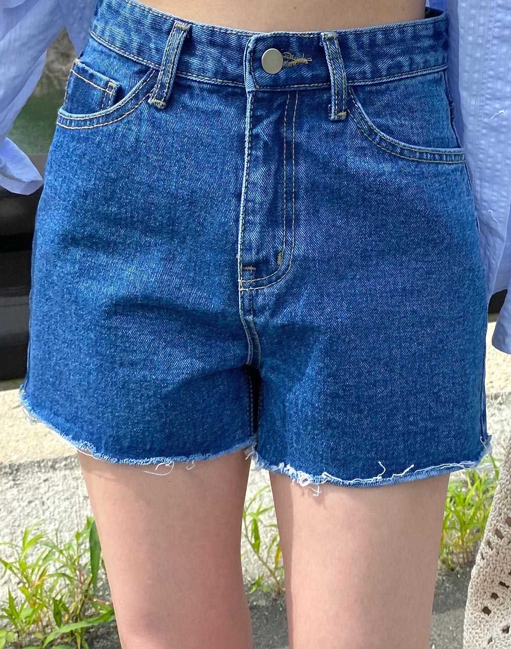 ショートパンツ ZIMMERMANN Woman Short Gnawed Blue 3558ASS255 TLBLBTFLO Zimmermann(ジマーマン) ショートパンツ(レディース) - 海外通販