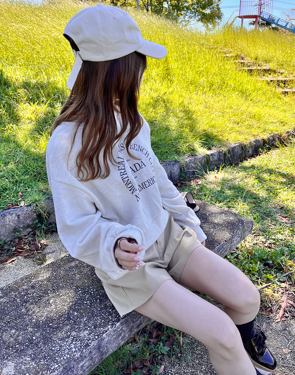 クレージュ　ロゴ刺繍スウェット　クロップド丈　ショート　オーバーサイズ　ベージュ Reurie'（レウリィ）の「ベネチアロゴスウェット / ショート丈