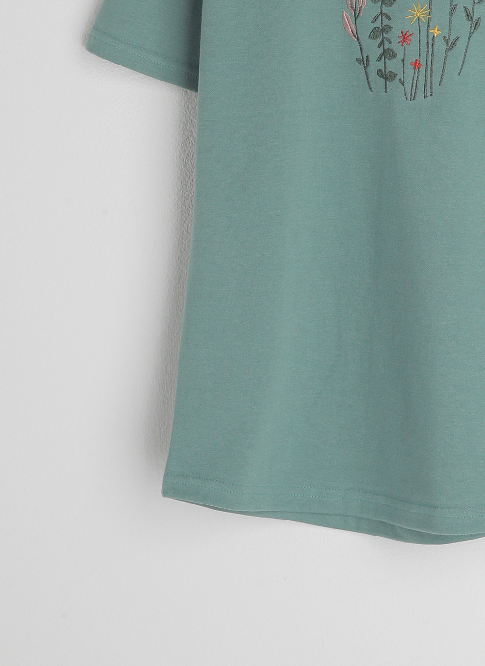 花柄刺しゅうVネック／TシャツA｜INGNI(イング) 公式通販｜INGNI