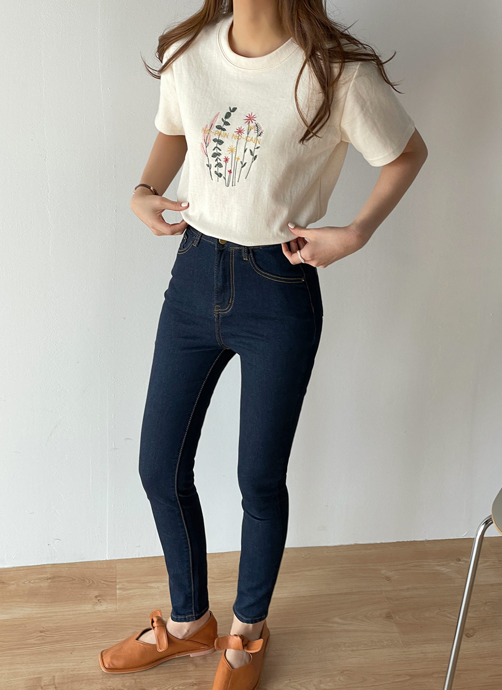 花柄刺しゅうVネック／TシャツA｜INGNI(イング) 公式通販｜INGNI