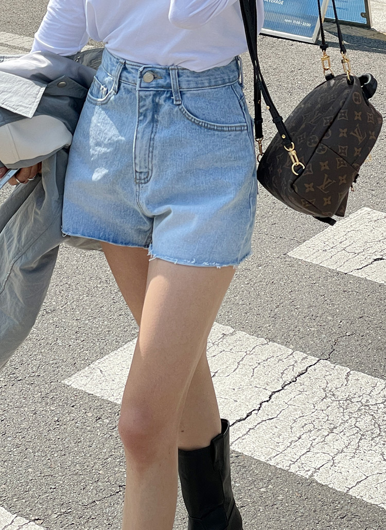 デニムブルー カットオフショートパンツ 大特価】ライトブルー カットオフ 切りっぱなし 変形デザイン