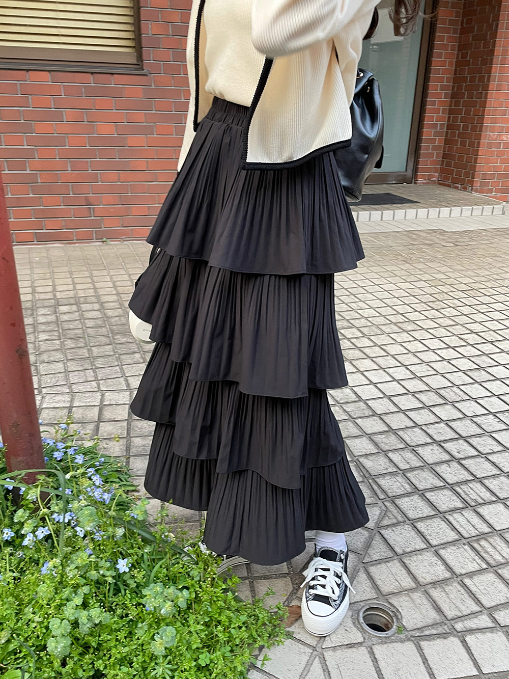 VOLUME PLEAT LAYERED SKIRT.