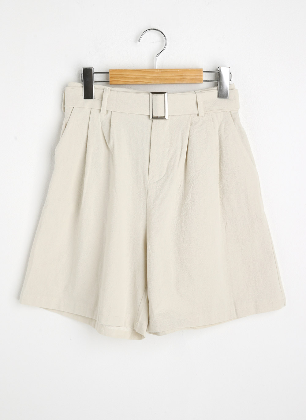 新品タグ付き✨エブール　リネンショートパンツ　イタリア製生地　金ボタン　38 新品タグ付き✨エブール リネンショートパンツ イタリア製生地