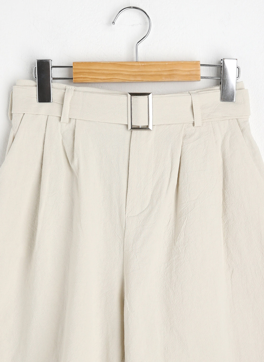 新品タグ付き✨エブール　リネンショートパンツ　イタリア製生地　金ボタン　38 新品タグ付き✨エブール リネンショートパンツ イタリア製生地