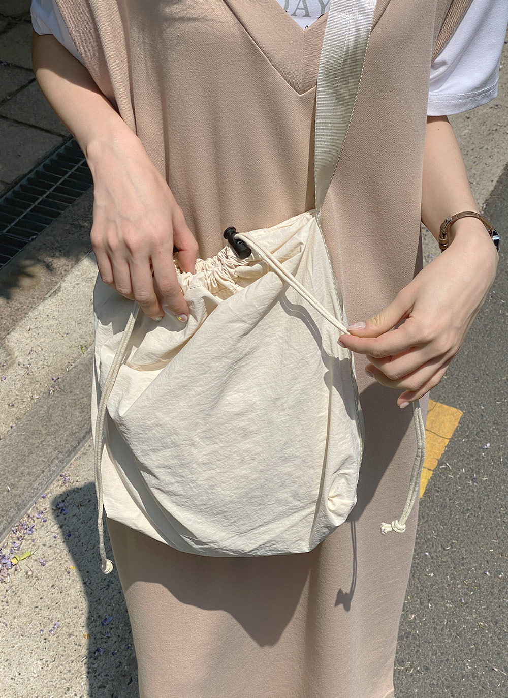未使用　DHOLIC　バッグ　ベージュ ハーフムーンショルダーバッグ | レディースファッション通販