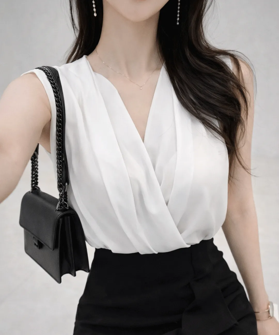 タックVネックノースリブラウス | audreybubble | 詳細画像1