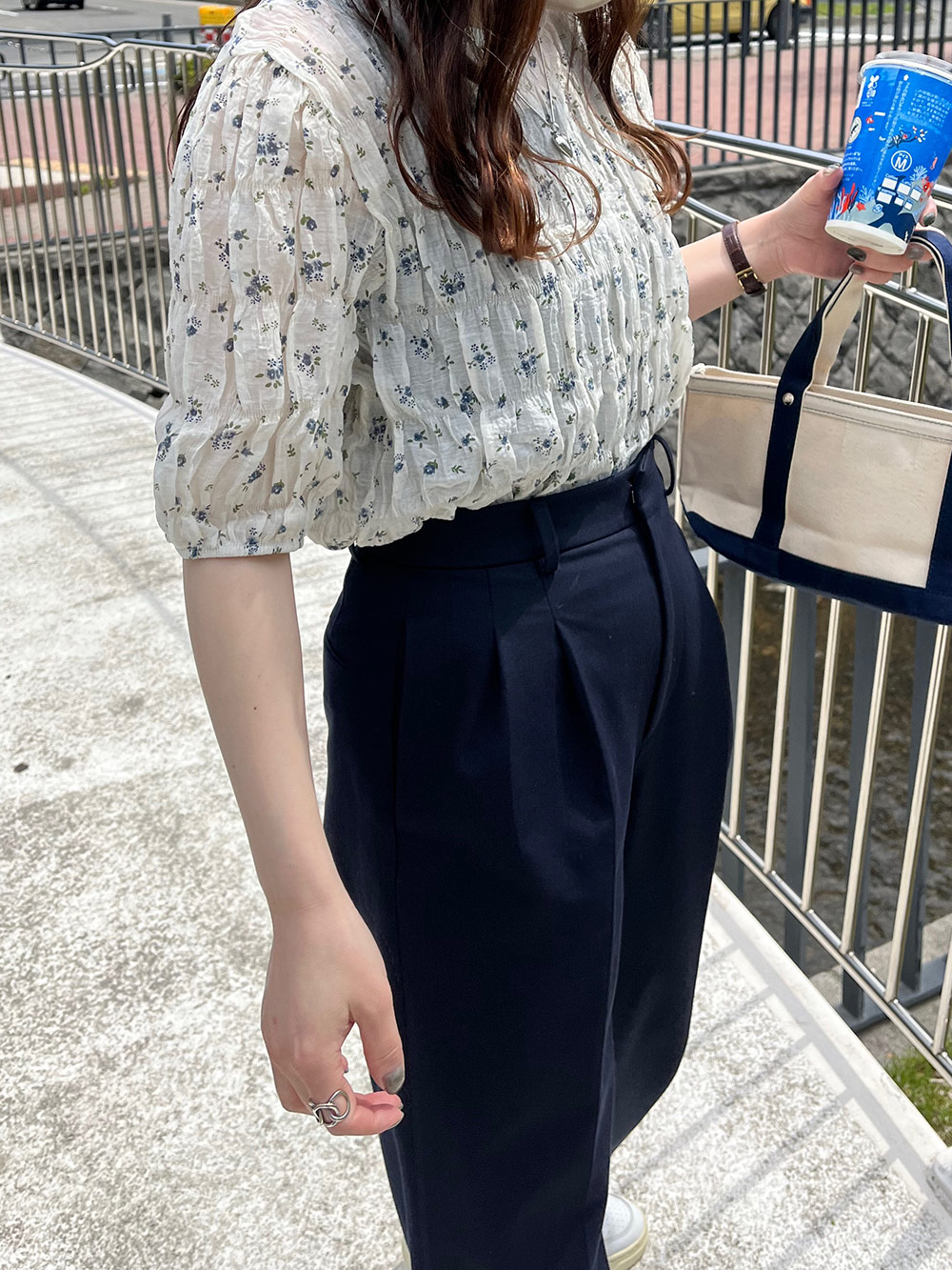 ミ・デゥー mi・deu・・・ 小花柄シャーリングカフスブラウス （ネイビー） mi・deu・・・ ミ・デゥー mi・deu・・・ 小花柄シャーリング
