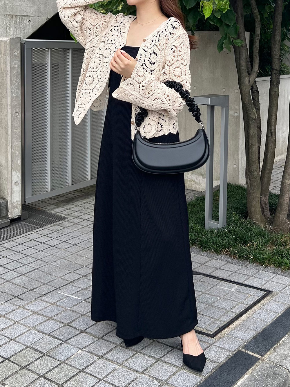 overE ショルダーリボン付きキャミワンピース　ブラック　96 overE ショルダーリボン付きキャミワンピース ブラック 96