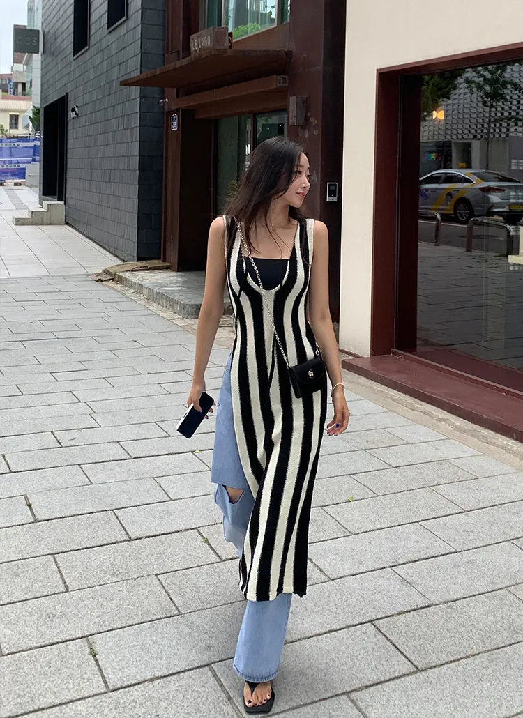 Vネックストライプニットロングノースリーブ | theresheis | 詳細画像1