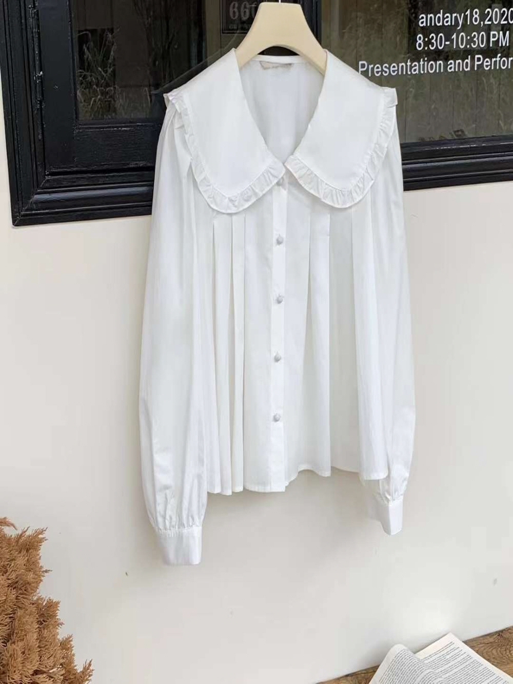新品】定価30,800円 トーベル くるみボタンフリルブラウス