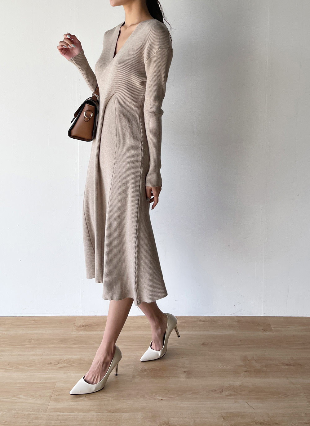 カシミヤ混クロスVネックニットワンピース | レディースファッション