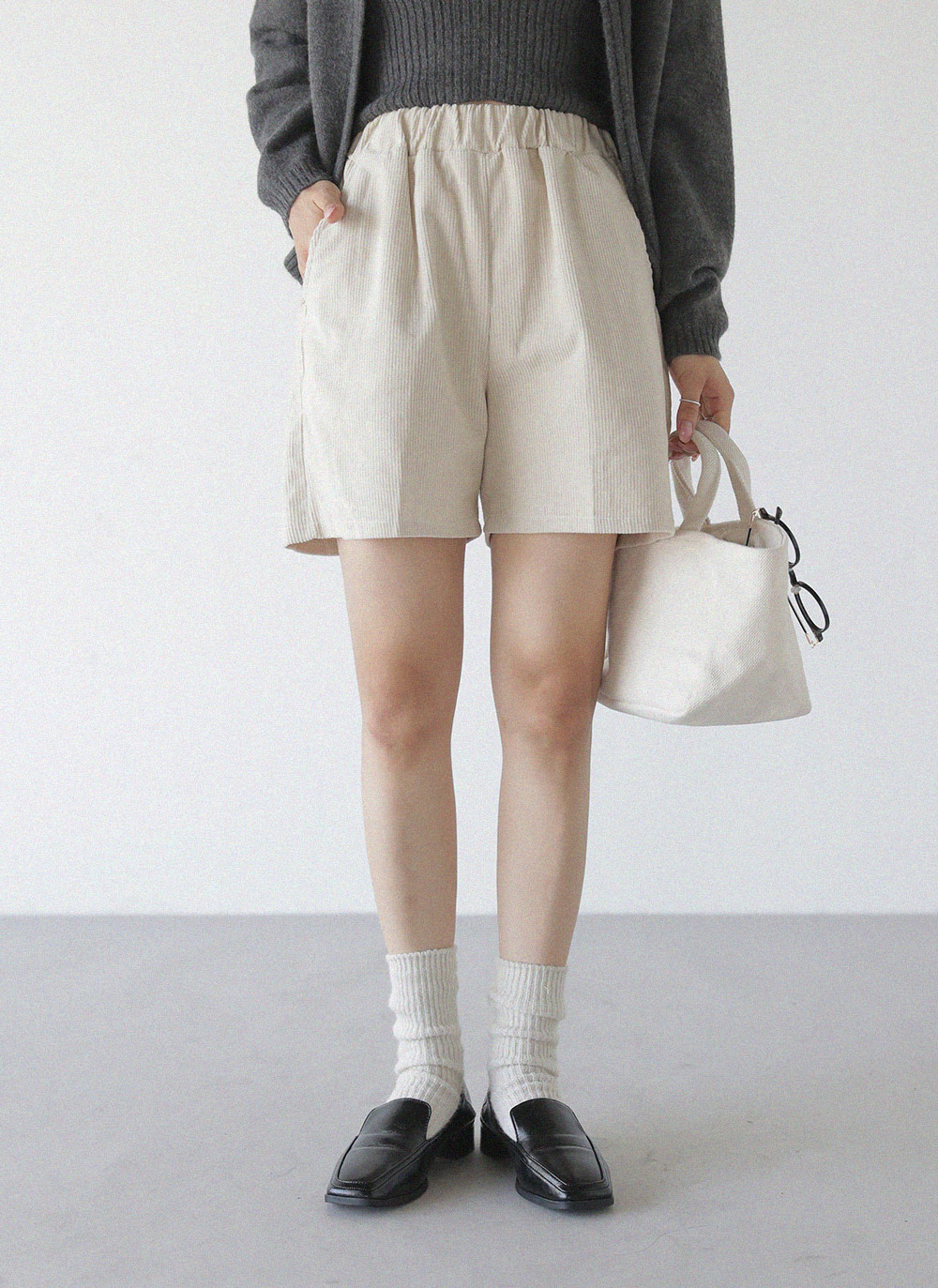 CHLOE*どんなスタイルにも合う*ベージュ コーデュロイ パンツ CHLOE*どんなスタイルにも合う*ベージュ コーデュロイ パンツ