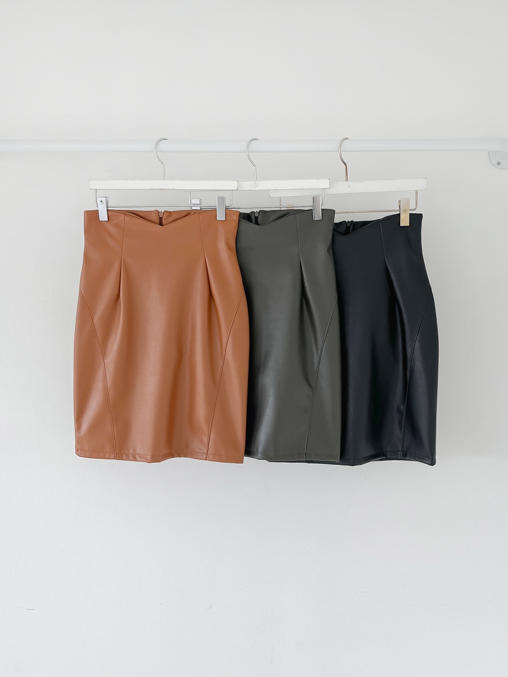 レザー調ハイウエストタイトスカート(膝上丈) | レディース