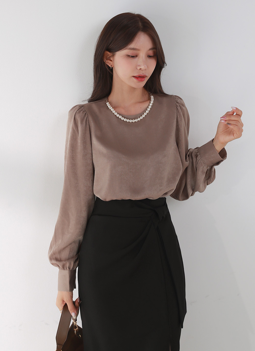 パール調ネックレス付シルキーブラウス | DHOLIC | 詳細画像2