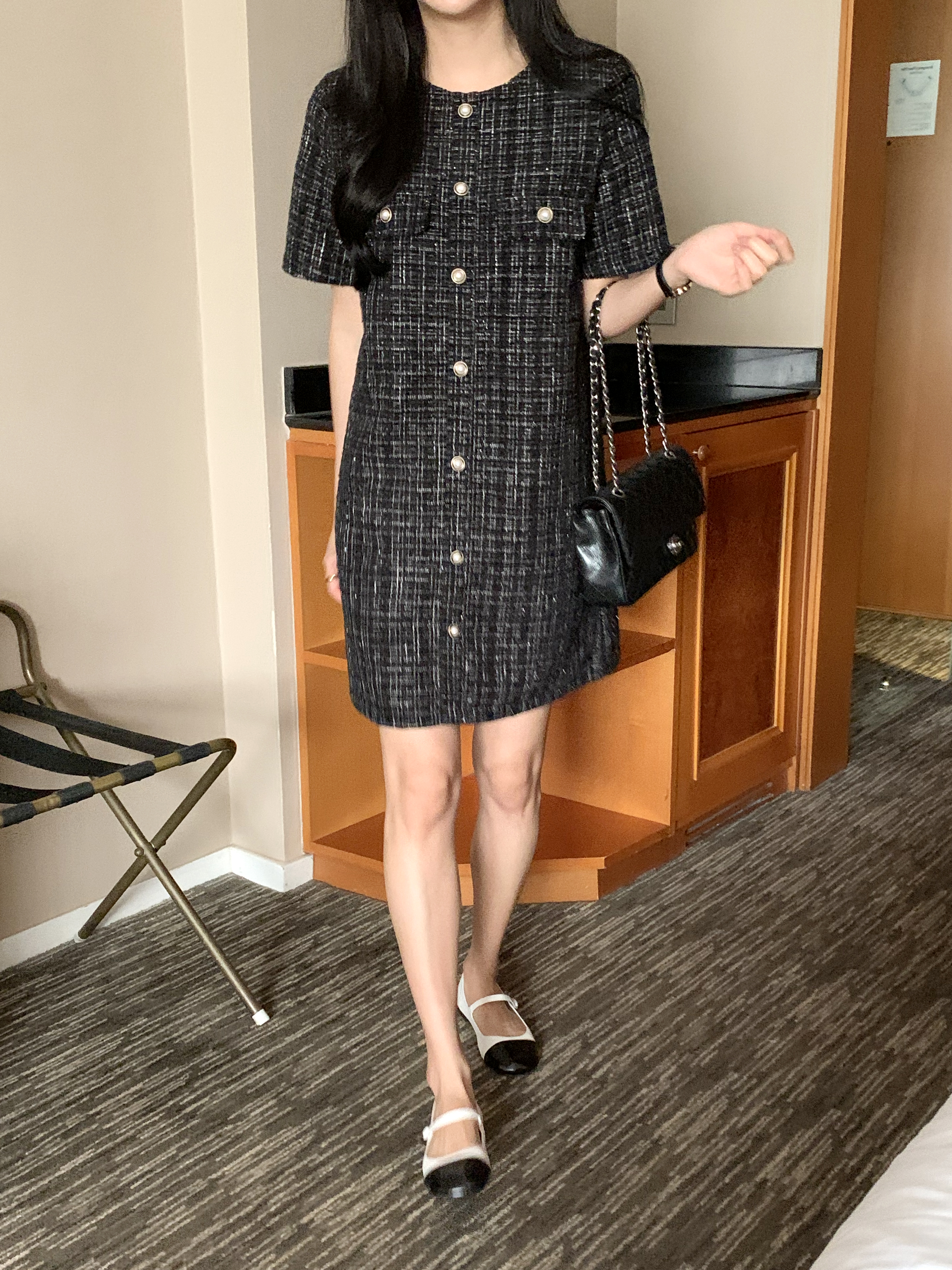 ブラック パール付き 半袖ミニワンピース