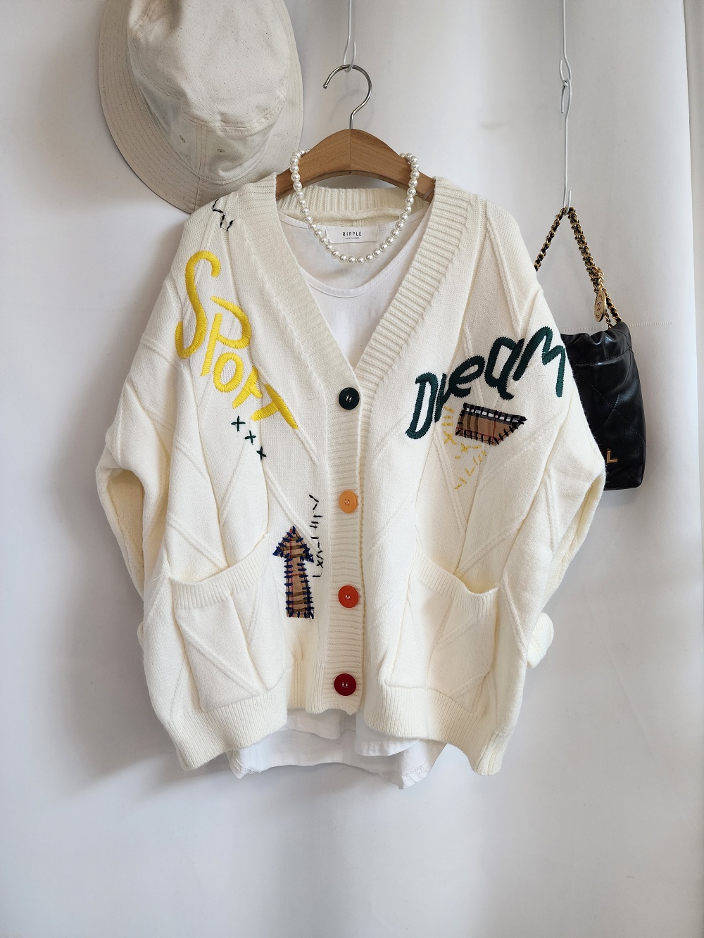 刺繍ロゴカラフルボタンカーディガン | レディースファッション 刺繍ロゴカラフルボタンカーディガン | レディースファッション