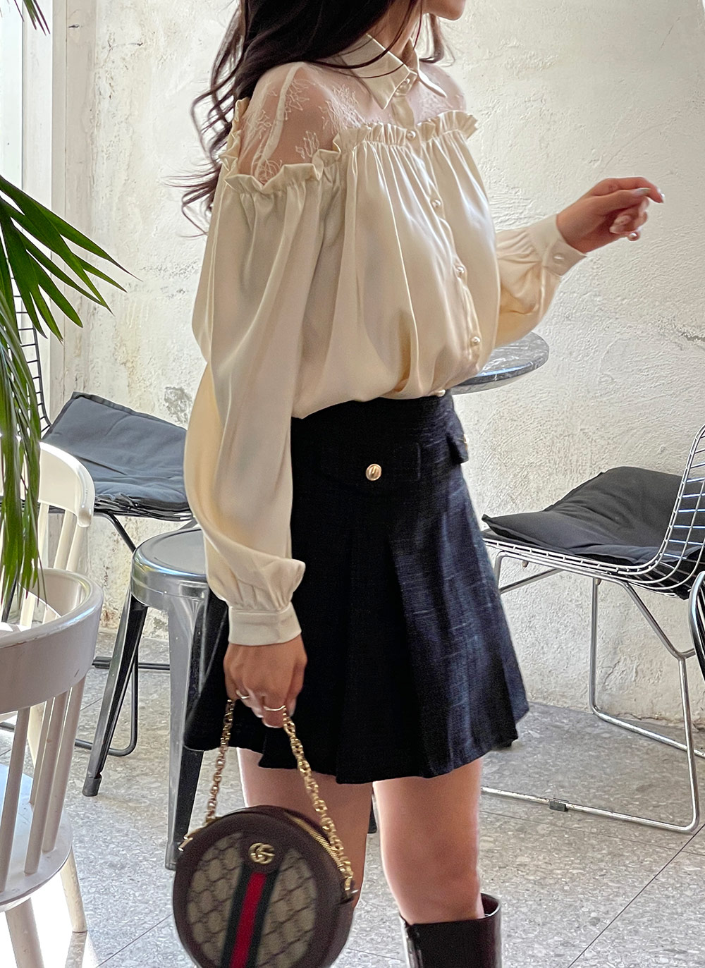 パール調ボタンレースフリルサテンブラウス | レディース