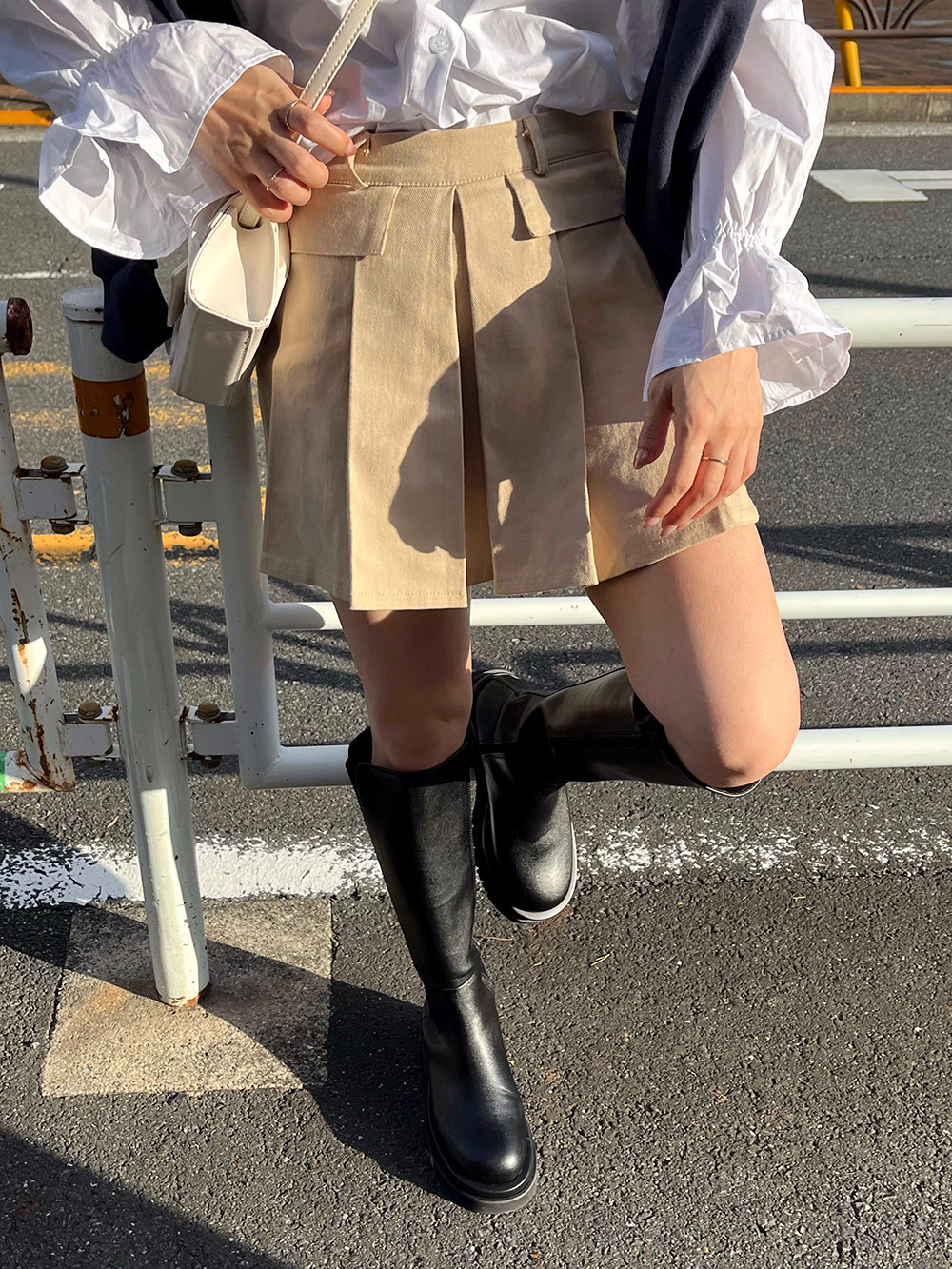 レモングラスブラック ジッパー付きブーツ、ベージュスカート レモングラスブラック ジッパー付きブーツ、ベージュスカート レモン