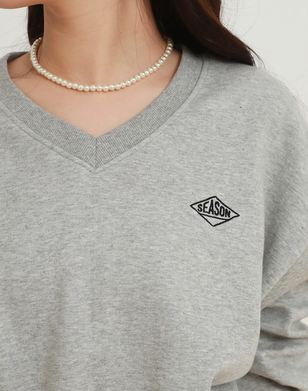 VネックSEASON刺繍ロゴスウェット | レディースファッション通販 - DHOLIC