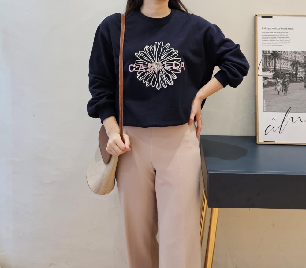 マメクロゴウチ　スウェット　刺繍　ネイビー　小花刺繍スウェット　2 ネイビー 紺 スウェット スエット トレーナー 花 お花 刺繍 二重