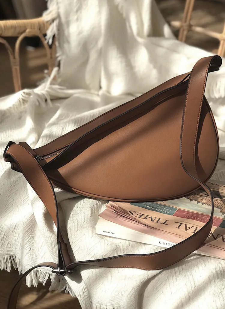 レザーバナナショルダーバッグ | whosbag | 詳細画像1