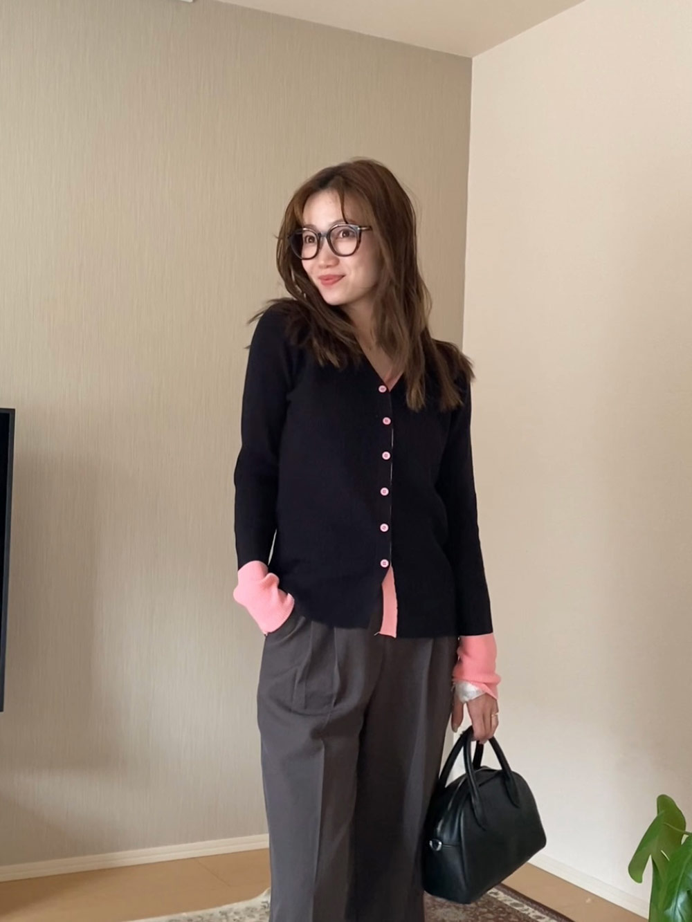 りほページ ꫛꫀꪝ✧‧˚ UNIQLOの「ライトVネックカーディガン