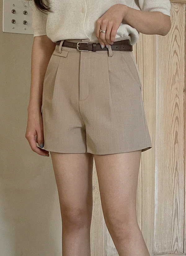 ベルト付きショートパンツ クン ベルト付きタックショートパンツ カラー:ブラック、ホワイト