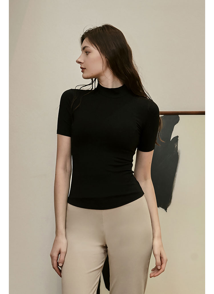 Tailored Mock Neck T-shirt | ＋CLOTHET ONLINE