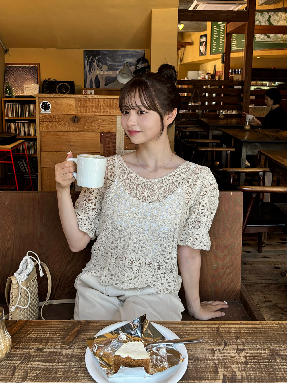 ワールド フリル付きベージュ半袖 クロシェ編み半袖ブラウス | レディースファッション通販 - DHOLIC