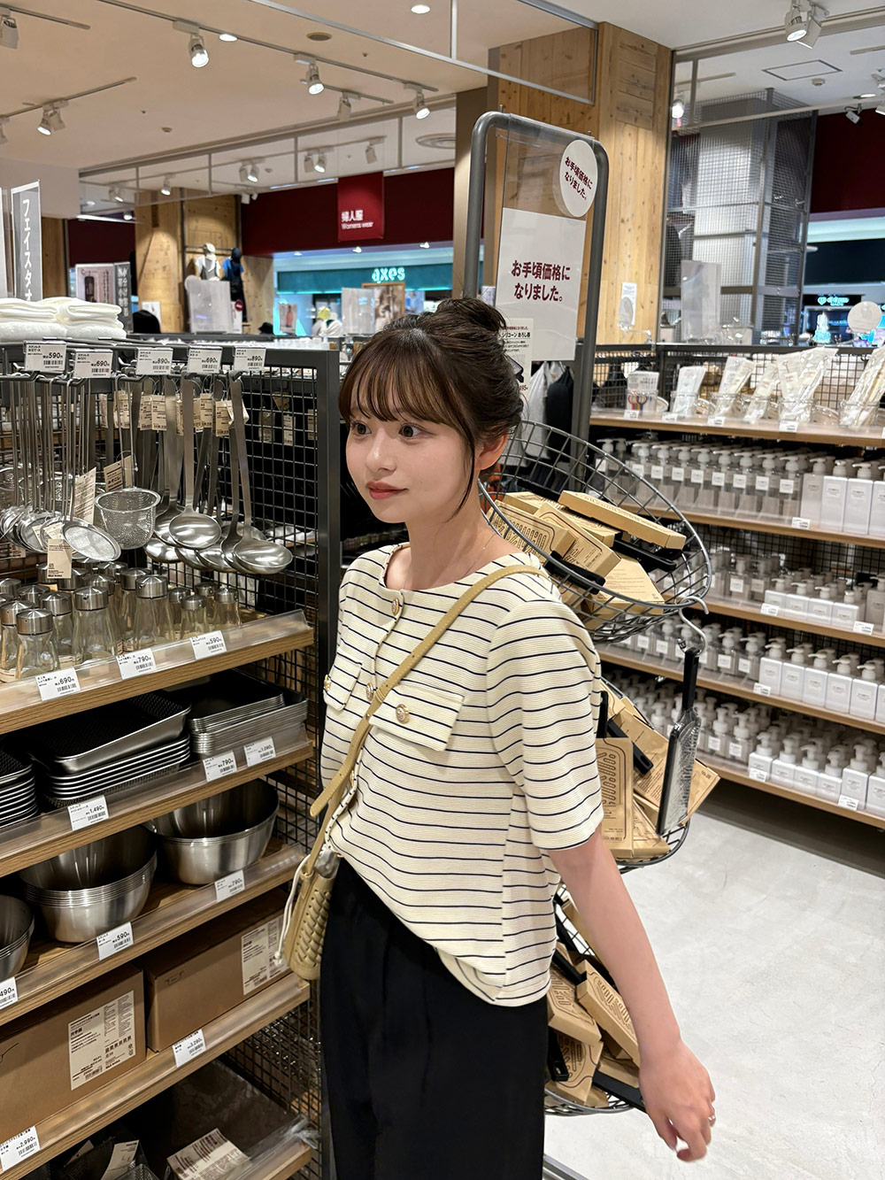 ラ トータリテ シルク混 バックパールボタンプルオーバー ベージュ 半袖 ボーダーゴールドボタン半袖ジャケット | レディース