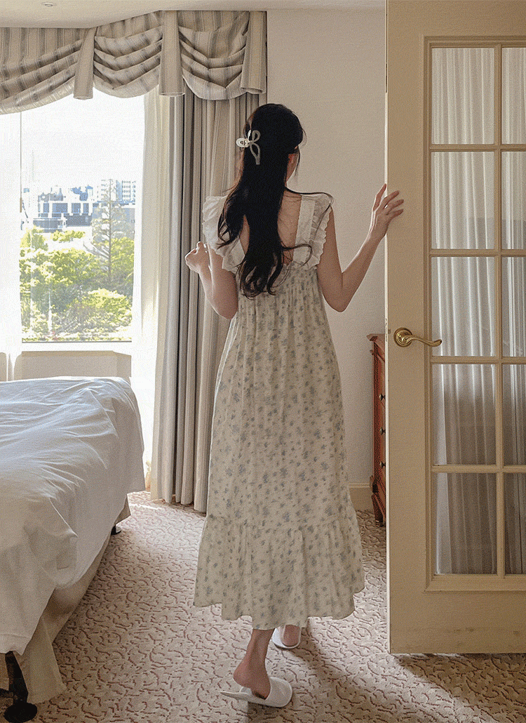 サエラヒスクローネ フリル付きお花ホワイトパジャマ 1818636_24049987_k3.gif