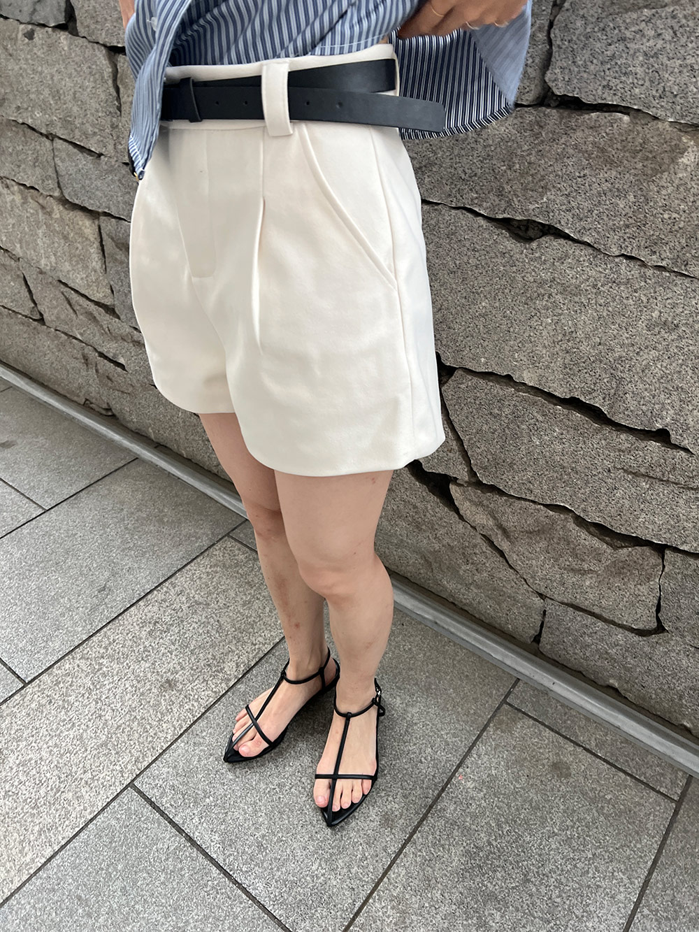 ZIMMERMANN ショートパンツ タック入り ベルト付き【関税なし】 ZIMMERMANN ウール＆シルク混 ショートパンツ タック入り ベルト