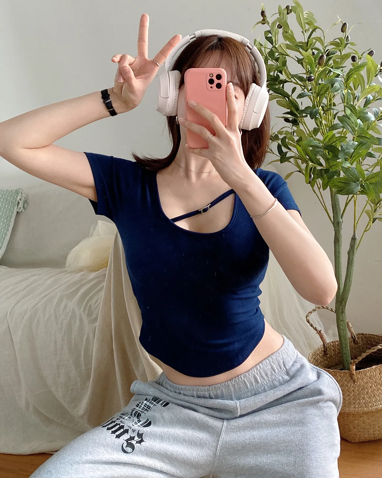 バックルストラップラウンドヘムUネック半袖クロップドTシャツ | 詳細画像1