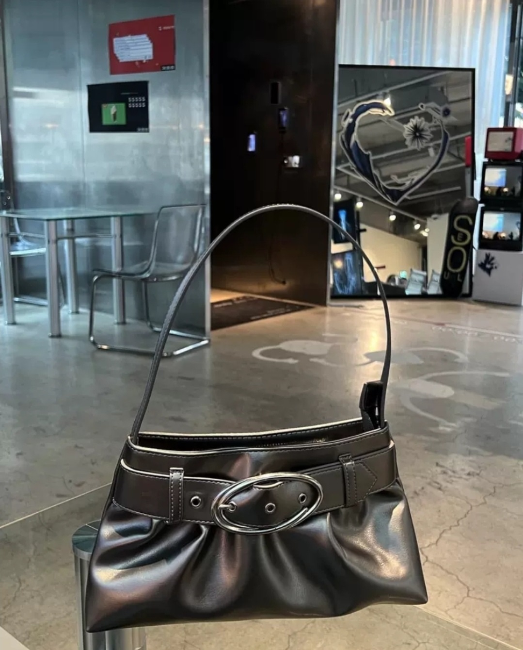 オーバルバックルベルト台形トートバッグ | 詳細画像2