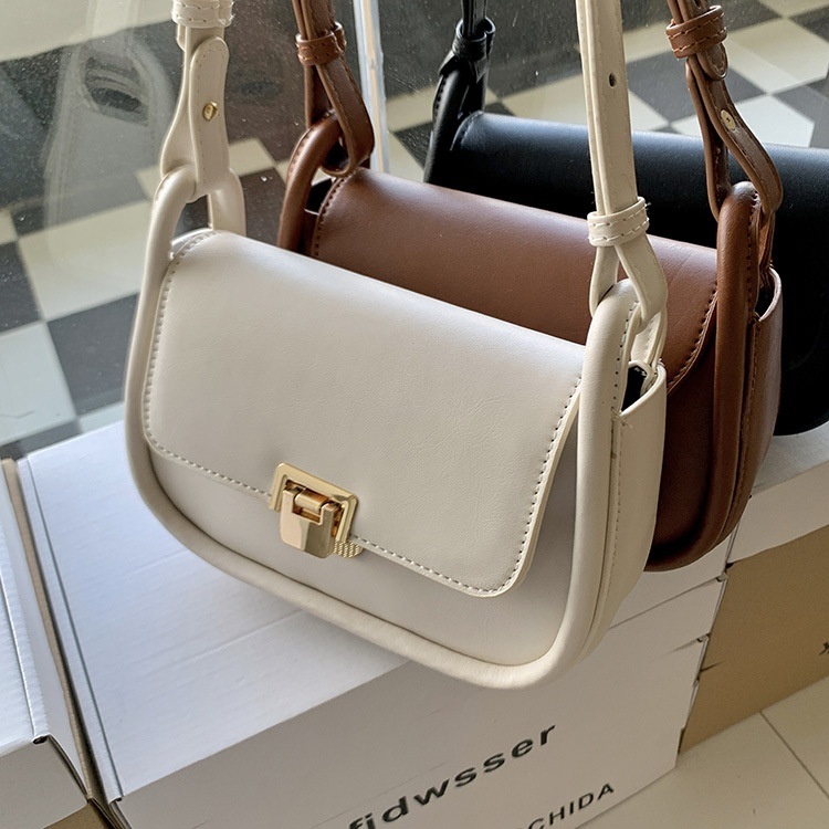 2WAYゴールドバックルフラップ台形バッグ | 詳細画像15