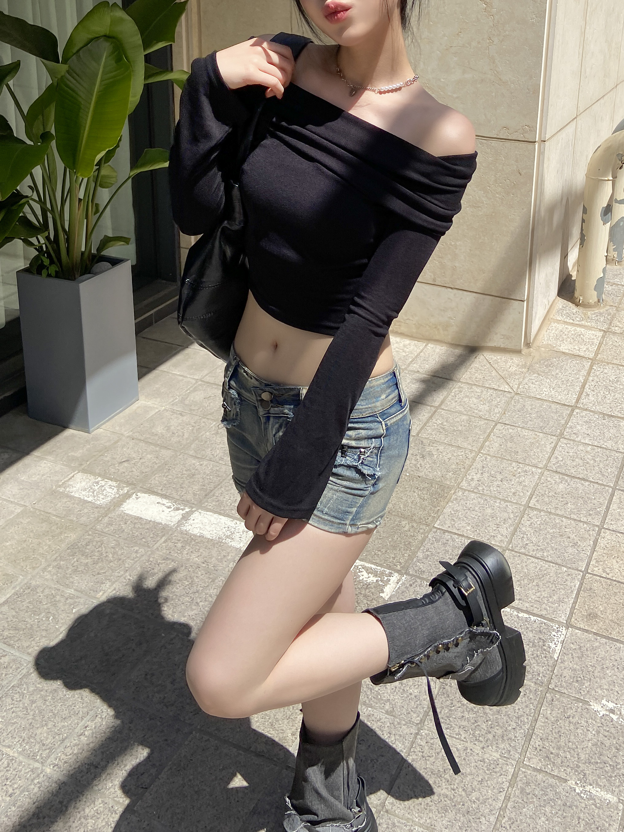 ロールオフショルダークロップド長袖Tシャツ | 詳細画像4