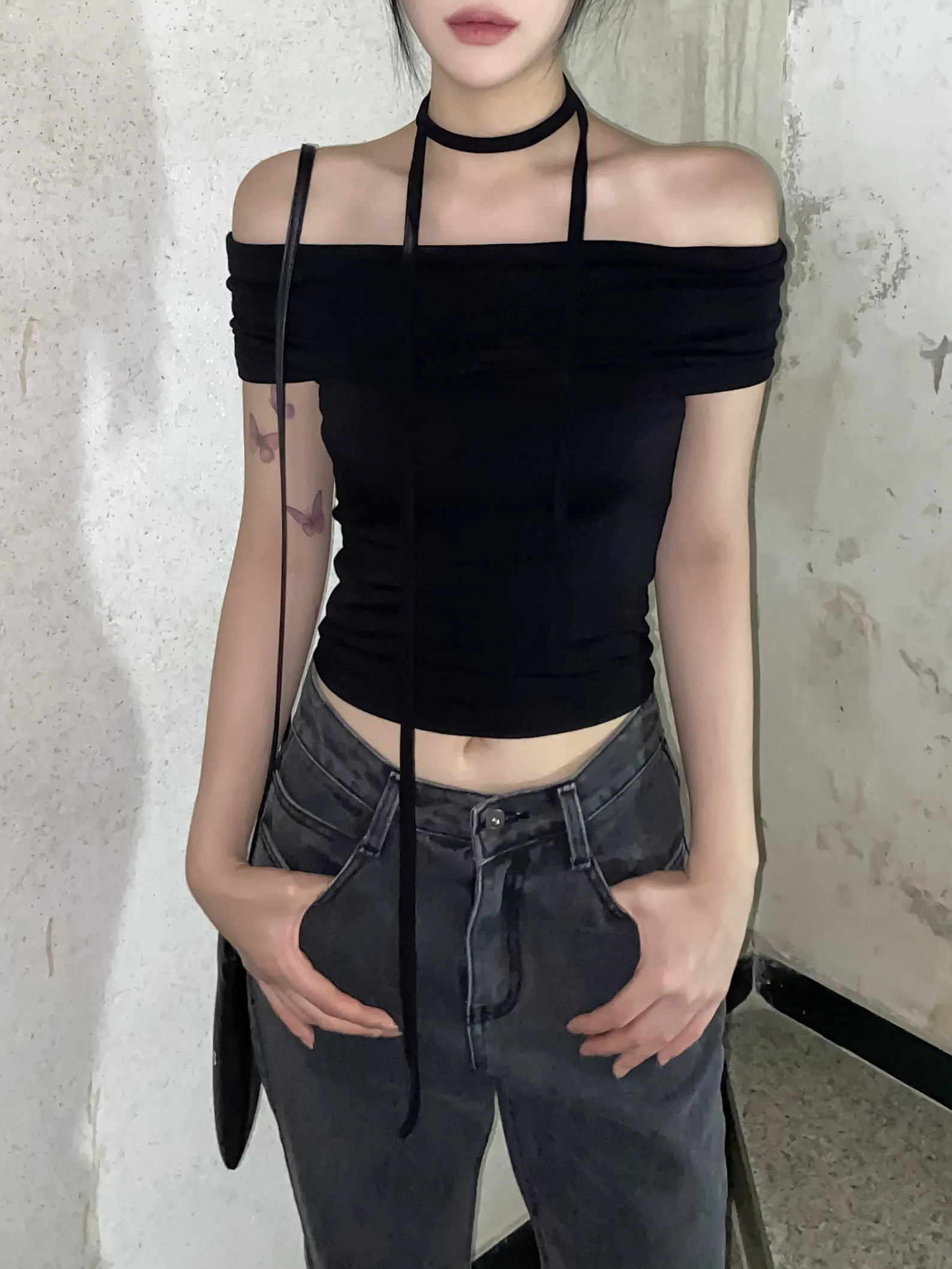 ストラップ付ロールオフショルダー半袖Tシャツ | 詳細画像1